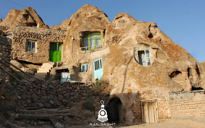 روستای تاریخی و صخره ای کندوان تبریز